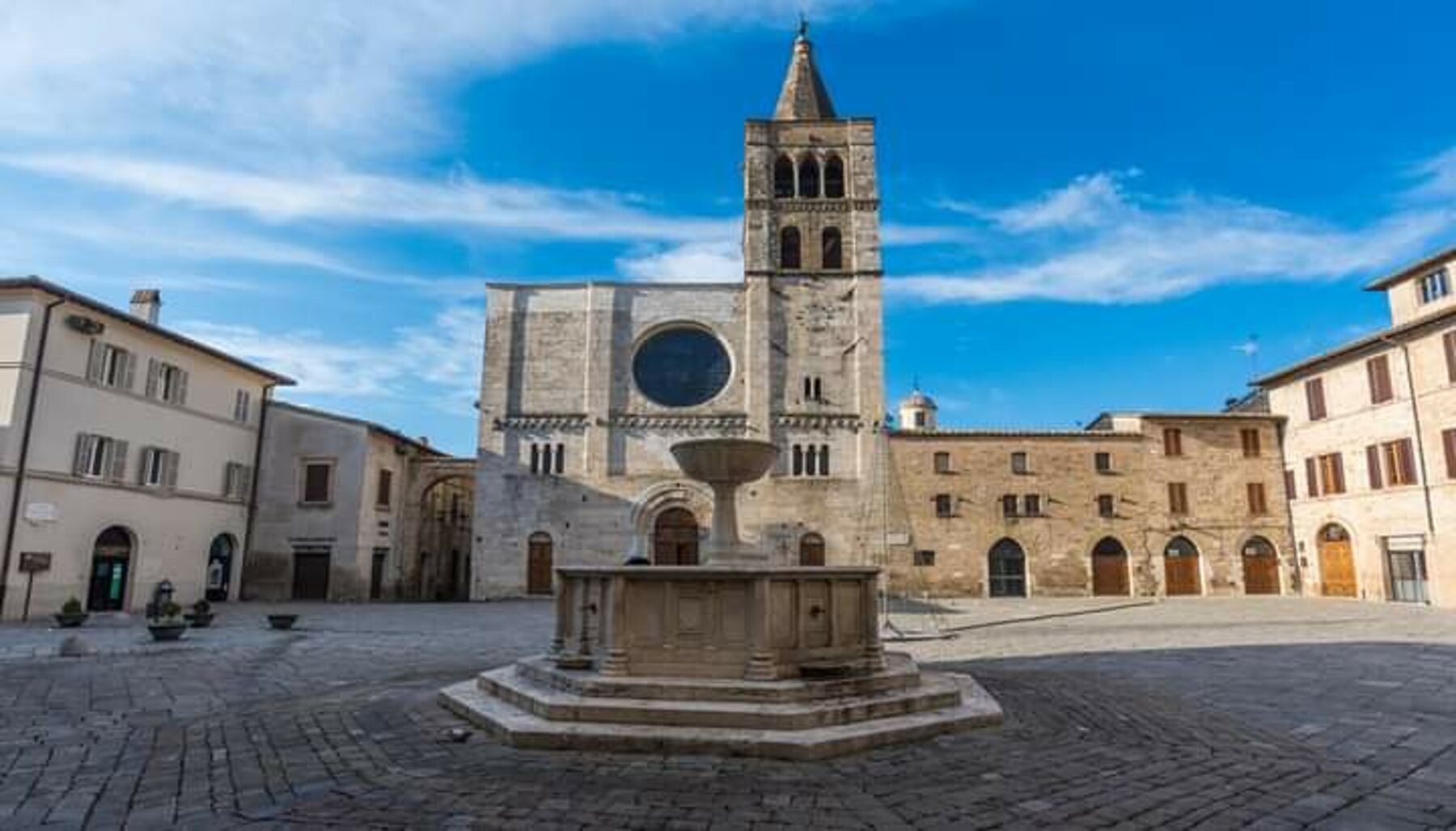 Piazza Silvestri, il cuore medievale di Bevagna