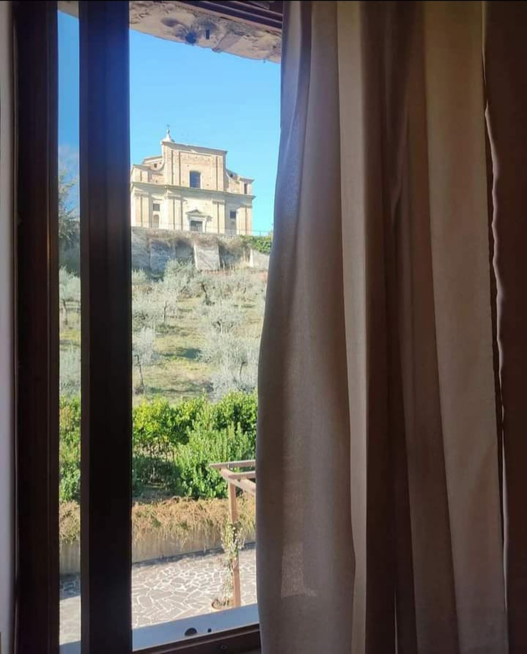 La vista dalla finestra di una camera