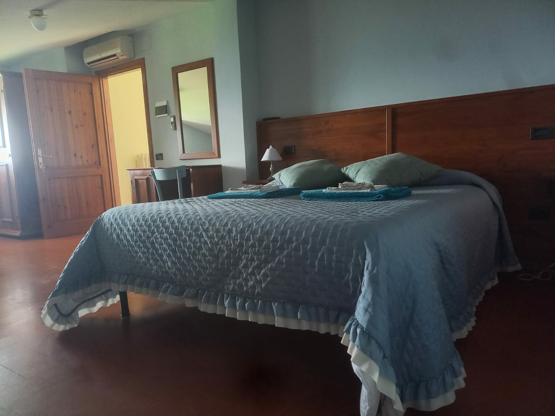 Una camera con più letti